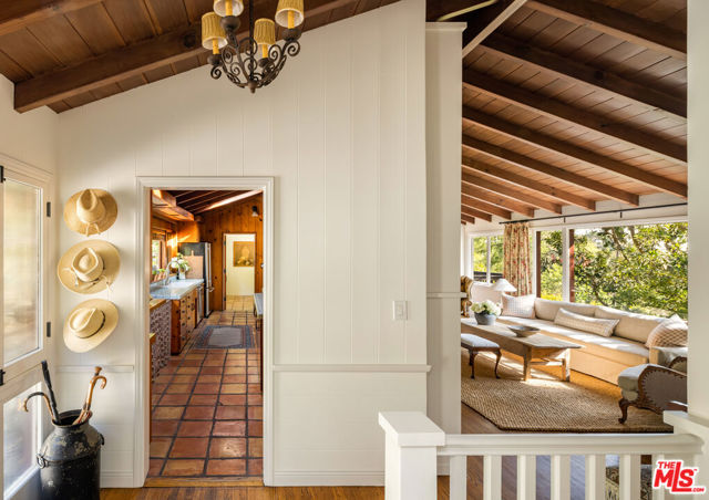 2415 Castilian Drive, Los Angeles CA: https://media.crmls.org/mediaz/de0514b0-93bd-490d-9262-0570ec955272.jpg