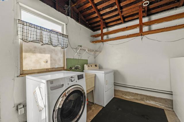1250 147th Ave, San Leandro CA: https://media.crmls.org/mediaz/de0595c0-3c22-47c0-930a-9f8903485087.jpg