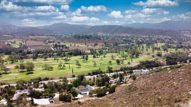 2552 Wind River Rd, El Cajon CA: https://media.crmls.org/mediaz/de0622bb-3cca-4e92-b36f-d31af5b9b19b.jpg