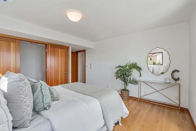 1522 Grand View Drive, Berkeley CA: https://media.crmls.org/mediaz/de064dcc-5eed-451c-b7f4-7e5655ba6667.jpg