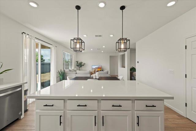 829 Crow Creek Circle, Galt CA: https://media.crmls.org/mediaz/de07ac41-ee99-49b2-93a1-3772c03e4235.jpg