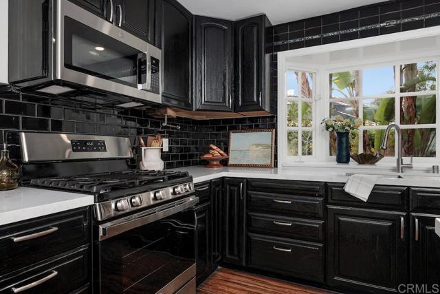 Detail Gallery Image 11 of 36 For 1583 Avenida De Los Lirios, Encinitas,  CA 92024 - 4 Beds | 3 Baths