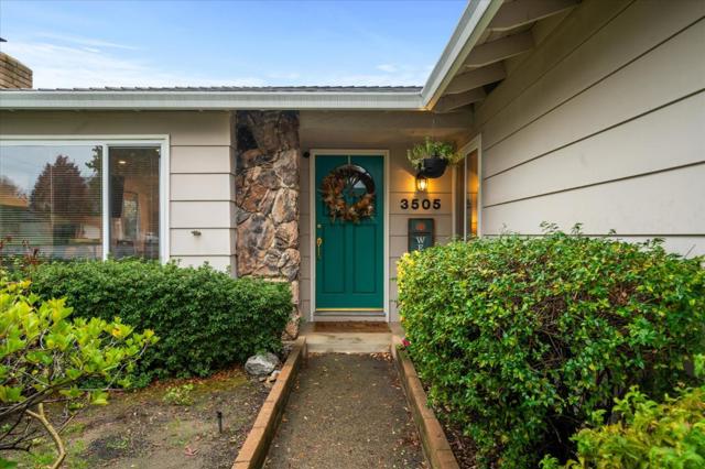 3505 Tamarack Drive, Redding CA: https://media.crmls.org/mediaz/de08a2ae-585c-47c1-afaf-b917244ac808.jpg
