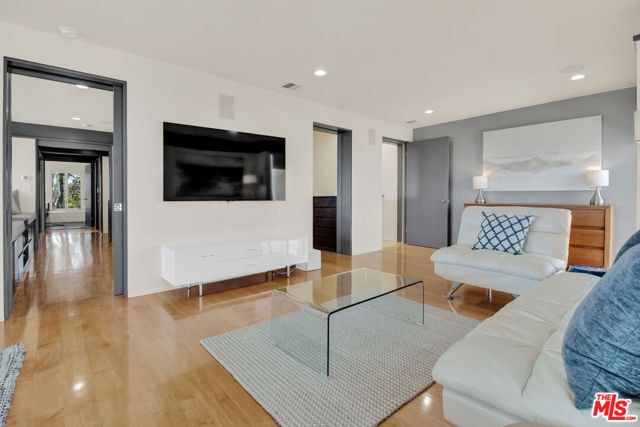 9892 BEVERLY GROVE Drive, Beverly Hills CA: https://media.crmls.org/mediaz/de0912fd-aea9-4bbb-bb01-e6e30cc345a1.jpg
