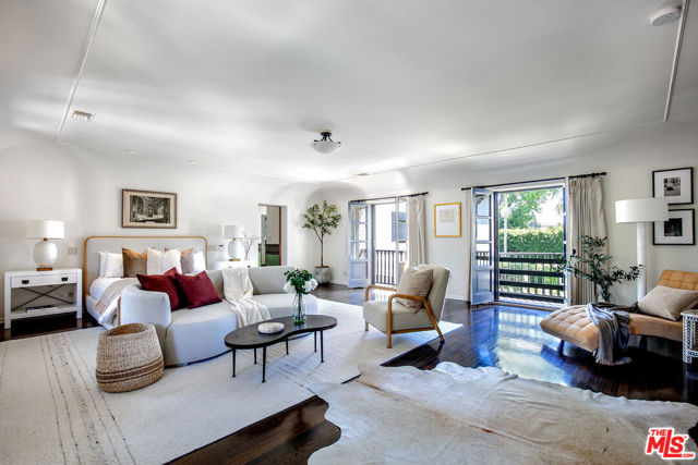 703 Walden Drive, Beverly Hills CA: https://media.crmls.org/mediaz/de092cd5-097a-4311-84a0-ef88cc115331.jpg
