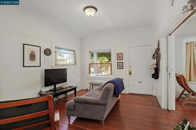 2006 Parker St, Berkeley CA: https://media.crmls.org/mediaz/de09bf12-9a6f-4c58-bd73-15837840c5ca.jpg