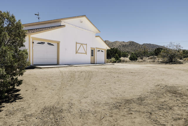 8837 Hardesty Drive Drive, Yucca Valley CA: https://media.crmls.org/mediaz/de0a0286-a09f-4a8d-969d-7e57c94e8cf6.jpg