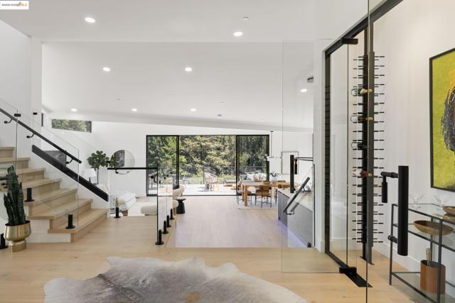 7270 Woodrow Dr, Oakland CA: https://media.crmls.org/mediaz/de0a4b67-f119-4617-8586-b168ff959d2b.jpg