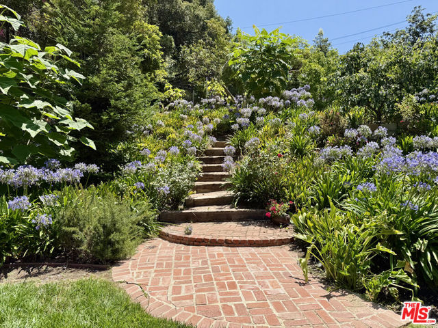 1754 Mandeville Canyon Road, Los Angeles CA: https://media.crmls.org/mediaz/de0ad055-2bb4-46cd-a06a-5a05954cbd8b.jpg