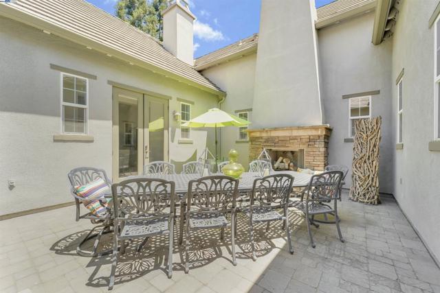 1993 Fairway Oaks Dr, Ripon CA: https://media.crmls.org/mediaz/de0b695e-9d19-4fca-b1a7-9896599ac0b7.jpg