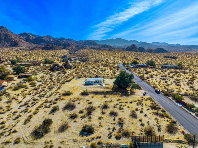 7215 Mt Lassen Avenue, Joshua Tree CA: https://media.crmls.org/mediaz/de0bd1d4-12dc-4334-aae3-b5f06913773a.jpg