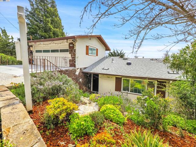 Image 37 of 60 For 2755 Sheffield Pl