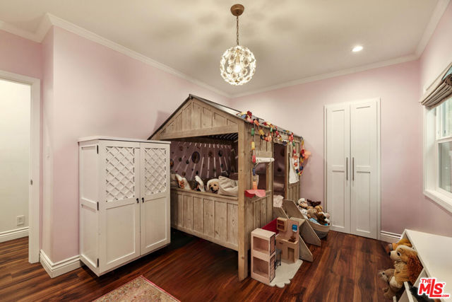 324 15th Street, Santa Monica CA: https://media.crmls.org/mediaz/de0bfec0-80a2-427f-9d5b-b3f64a29dec7.jpg
