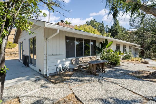 2592 Caballo Ranchero Dr, Diablo CA: https://media.crmls.org/mediaz/de0c54bb-266a-4906-ab50-b4c691fe57b3.jpg