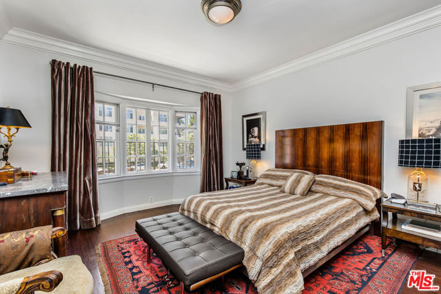 10335 Wilshire Boulevard, Los Angeles CA: https://media.crmls.org/mediaz/de0c7442-1007-4b5a-9ef6-91d4ddf0168e.jpg