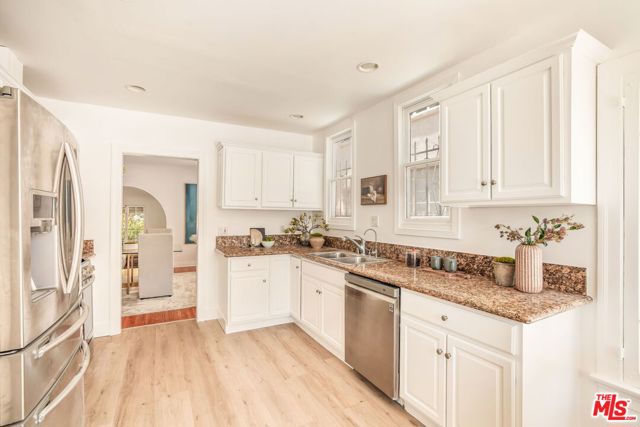 842 S Sycamore Avenue, Los Angeles CA: https://media.crmls.org/mediaz/de0cf32c-4beb-49e7-a9a8-46b060b09ae5.jpg