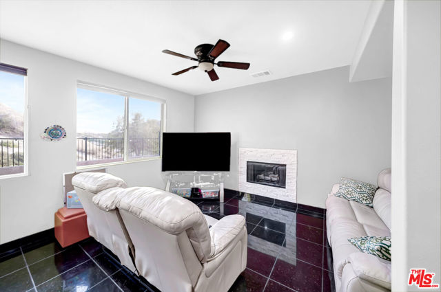15624 Derrico Lane, Canyon Country CA: https://media.crmls.org/mediaz/de0d3d37-e65f-4396-b470-86153e724fa8.jpg