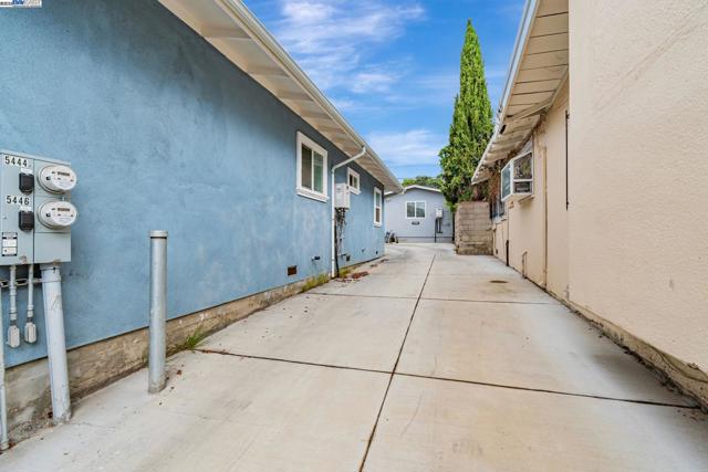 5444 Bancroft, Oakland CA: https://media.crmls.org/mediaz/de0ec2f3-083c-483e-97f8-1f51173ee2f1.jpg