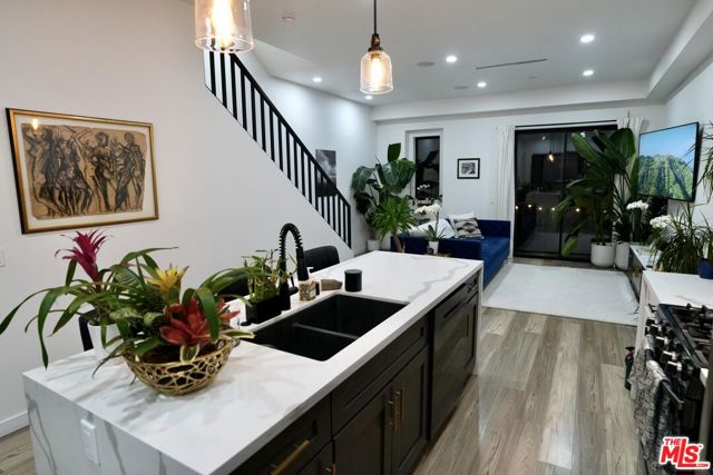 5961 Fountain Avenue, Los Angeles CA: https://media.crmls.org/mediaz/de0f82fb-b4b6-4249-aa3e-3cf48247a6f1.jpg