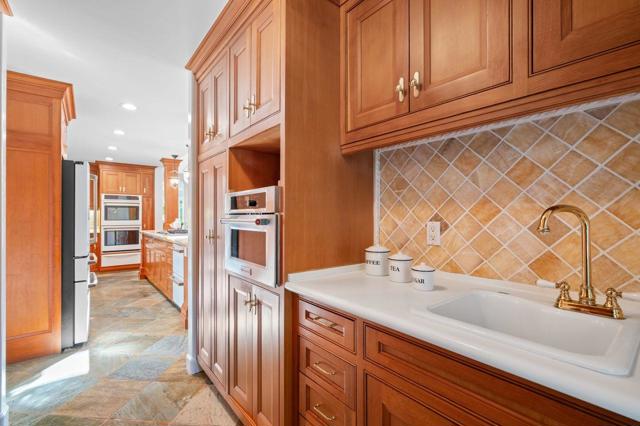 23447 Skyview Terrace, Los Gatos CA: https://media.crmls.org/mediaz/de10ad82-369b-4d22-94a0-fd6a39c9a406.jpg