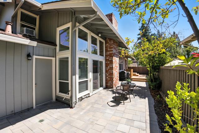 102 Rolling Green Cir, Pleasant Hill CA: https://media.crmls.org/mediaz/de10c2f9-dd17-4497-ad04-9c54d737d01e.jpg