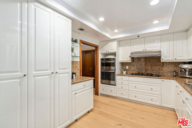 9249 Burton Way, Beverly Hills CA: https://media.crmls.org/mediaz/de10ff25-ec10-446b-b310-9b0cf20a6cd6.jpg