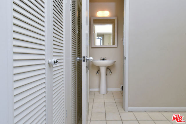 15213 Del Gado Drive, Sherman Oaks CA: https://media.crmls.org/mediaz/de12d402-53db-4340-aa58-a2fc748898f2.jpg