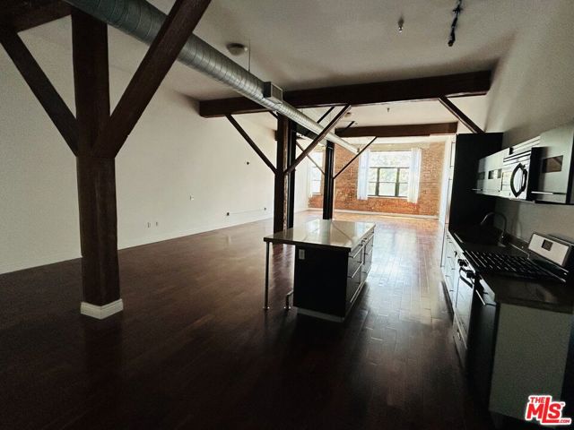652 Mateo Street, Los Angeles CA: https://media.crmls.org/mediaz/de12e448-d4ba-4034-bb4d-bcdedba248ff.jpg