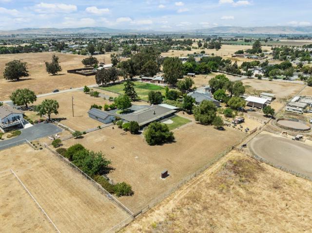 307 Mansfield Road, Hollister CA: https://media.crmls.org/mediaz/de1341f4-2263-4d62-a4fb-1618eb13d265.jpg