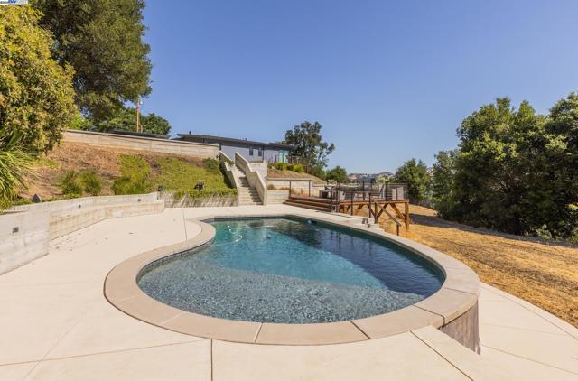 5 Sky Terrace, Danville CA: https://media.crmls.org/mediaz/de135e84-c25e-4381-ba89-8b0b17299ce4.jpg
