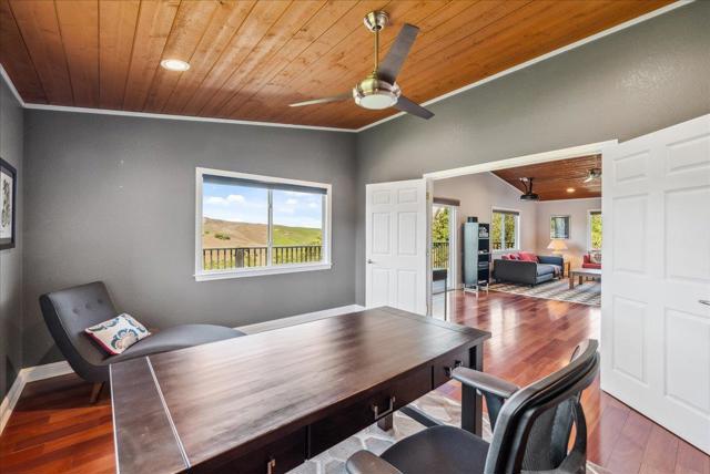 24805 Corte Poco, Salinas CA: https://media.crmls.org/mediaz/de1388ce-e715-437a-8e6f-bd789e721393.jpg