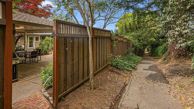 161 E Floresta Way, Portola Valley CA: https://media.crmls.org/mediaz/de14cde0-9127-453f-b21e-4d88de38b353.jpg
