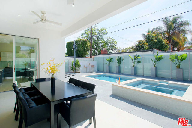 429 N Sweetzer Avenue, Los Angeles CA: https://media.crmls.org/mediaz/de14f3de-0fb3-4a5b-80d7-a7f2b032ec14.jpg
