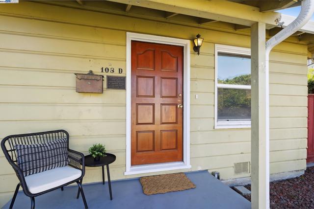 108 Cypress St, Alameda CA: https://media.crmls.org/mediaz/de150565-f78e-450e-8bd5-3f1afa6b7ab8.jpg