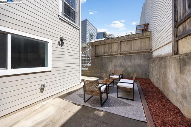 300 Somerset St, San Francisco CA: https://media.crmls.org/mediaz/de16bd84-3530-48ec-a2e2-aee3f6b81678.jpg