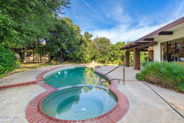 320 E Carlisle Road, Thousand Oaks CA: https://media.crmls.org/mediaz/de16bed1-d52b-40ae-864b-dd44e2debc45.jpg