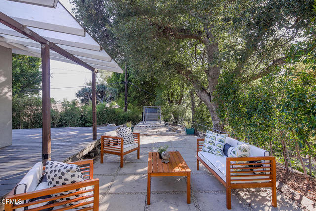 5245 Bubbling Well Lane, La Canada Flintridge CA: https://media.crmls.org/mediaz/de170265-f021-48fd-b399-06a13fb4632f.jpg