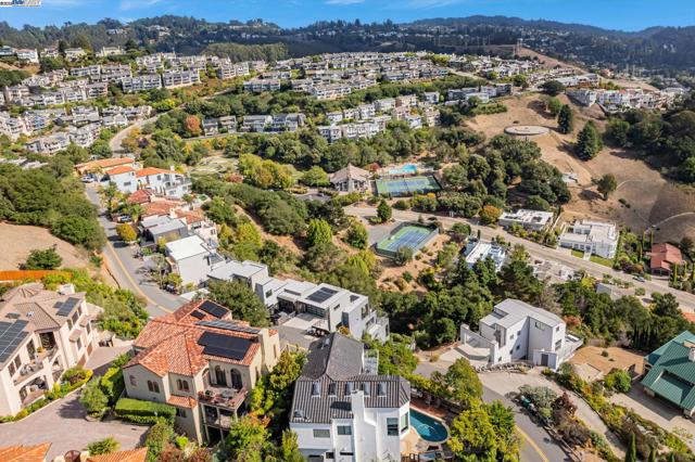 1522 Grand View Drive, Berkeley CA: https://media.crmls.org/mediaz/de17a93a-ecd1-497a-9212-3cd0635f3272.jpg