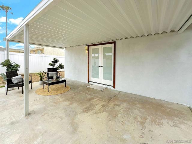 1427 Signal Ave, San Diego CA: https://media.crmls.org/mediaz/de17b7bf-86be-4ddc-8080-e66775cac3f0.jpg