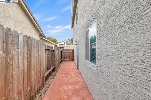 9193 Bungalow Way, Elk Grove CA: https://media.crmls.org/mediaz/de1962f5-c3a6-43b3-b5d4-4ef944d82885.jpg
