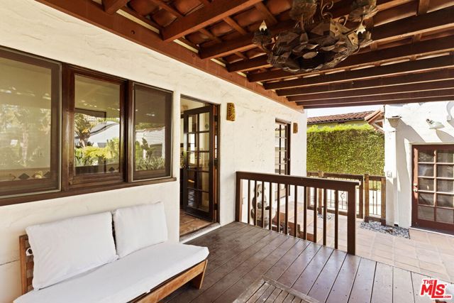 112 N Valley Street, Burbank CA: https://media.crmls.org/mediaz/de1992e0-c5b3-479e-8beb-e6a88338dbda.jpg