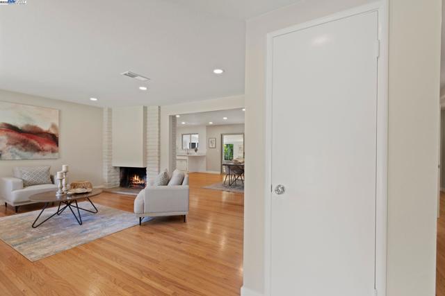 2371 Mallard Dr, Walnut Creek CA: https://media.crmls.org/mediaz/de19a45c-3281-4d90-bb03-8f70b83fa2fb.jpg