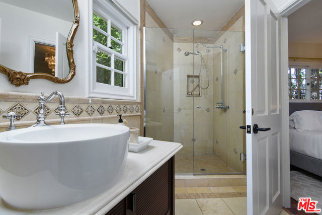 15474 Loom Place, Sherman Oaks CA: https://media.crmls.org/mediaz/de19ed0b-e4a0-4994-a24f-1ecca29640ec.jpg