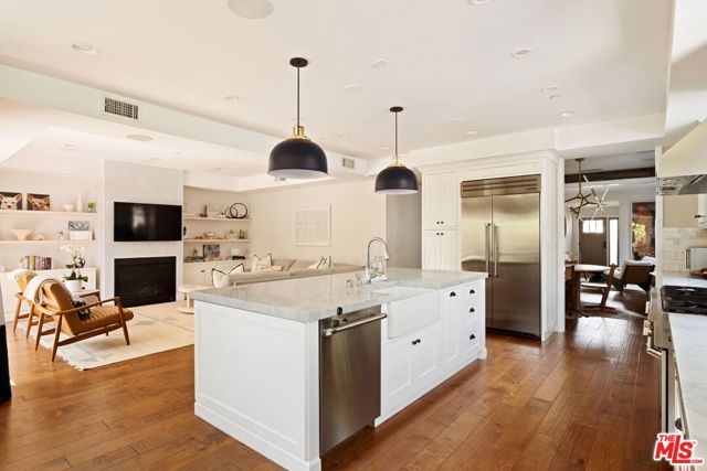 2468 Wellesley Avenue, Los Angeles CA: https://media.crmls.org/mediaz/de19fbd5-1d61-4e3d-9705-0b2356e6a9d3.jpg