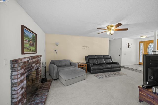 676 Colusa Way, Livermore CA: https://media.crmls.org/mediaz/de1af5bc-6ddc-437d-9d13-4f82165222fc.jpg