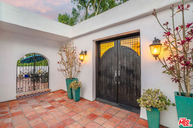 6216 Primrose Avenue, Los Angeles CA: https://media.crmls.org/mediaz/de1be61f-5973-4b1c-8357-9fc395f56d92.jpg