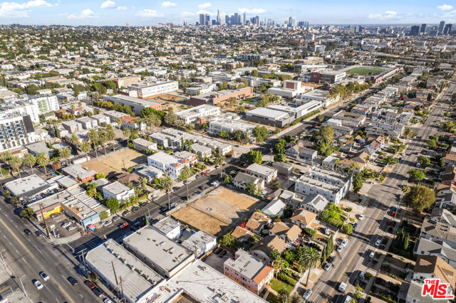 1011 N N Heliotrope Drive, Los Angeles CA: https://media.crmls.org/mediaz/de1c01d3-22ec-44cc-a3f2-c8830ba7ad97.jpg