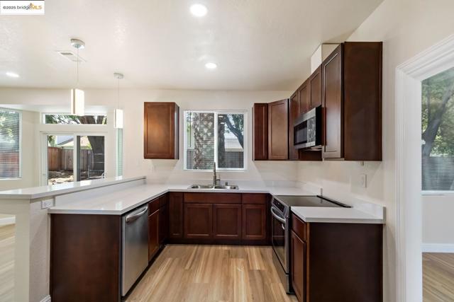 521 Freemark LN, Oakley CA: https://media.crmls.org/mediaz/de1c0c66-6a91-45b5-8ceb-e7f4a9cb0a83.jpg