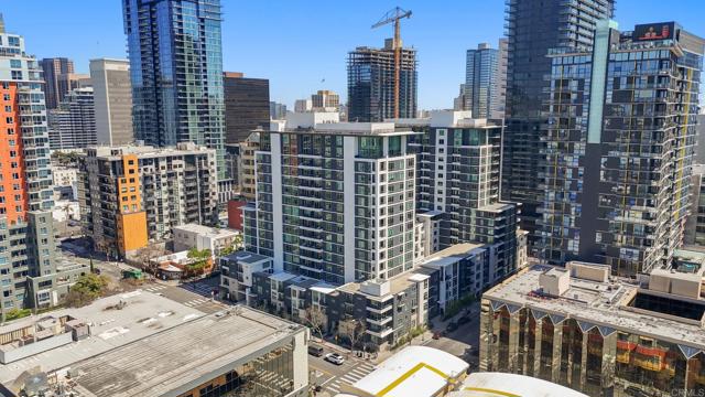 425 W Beech Street, San Diego CA: https://media.crmls.org/mediaz/de1c8b63-5e1f-4b93-954d-ccd3c9bf9359.jpg