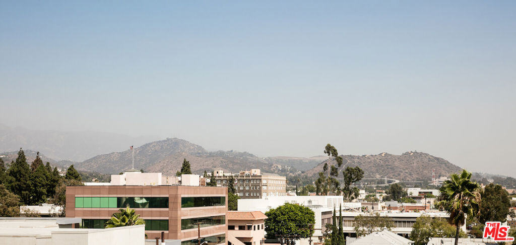 https://media.crmls.org/mediaz/de1d74be-b4da-497f-bb4a-f5502a74a577.jpg?preset=X-Large